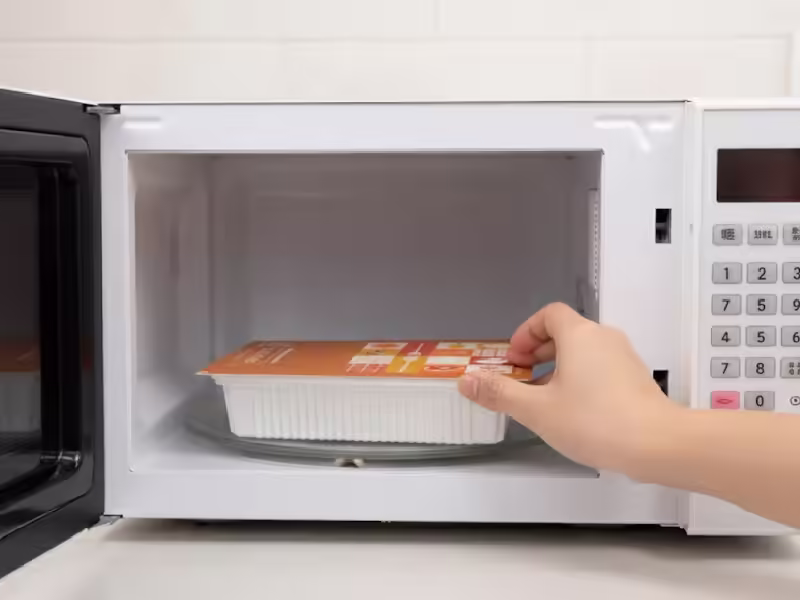 料理放入微波爐加熱