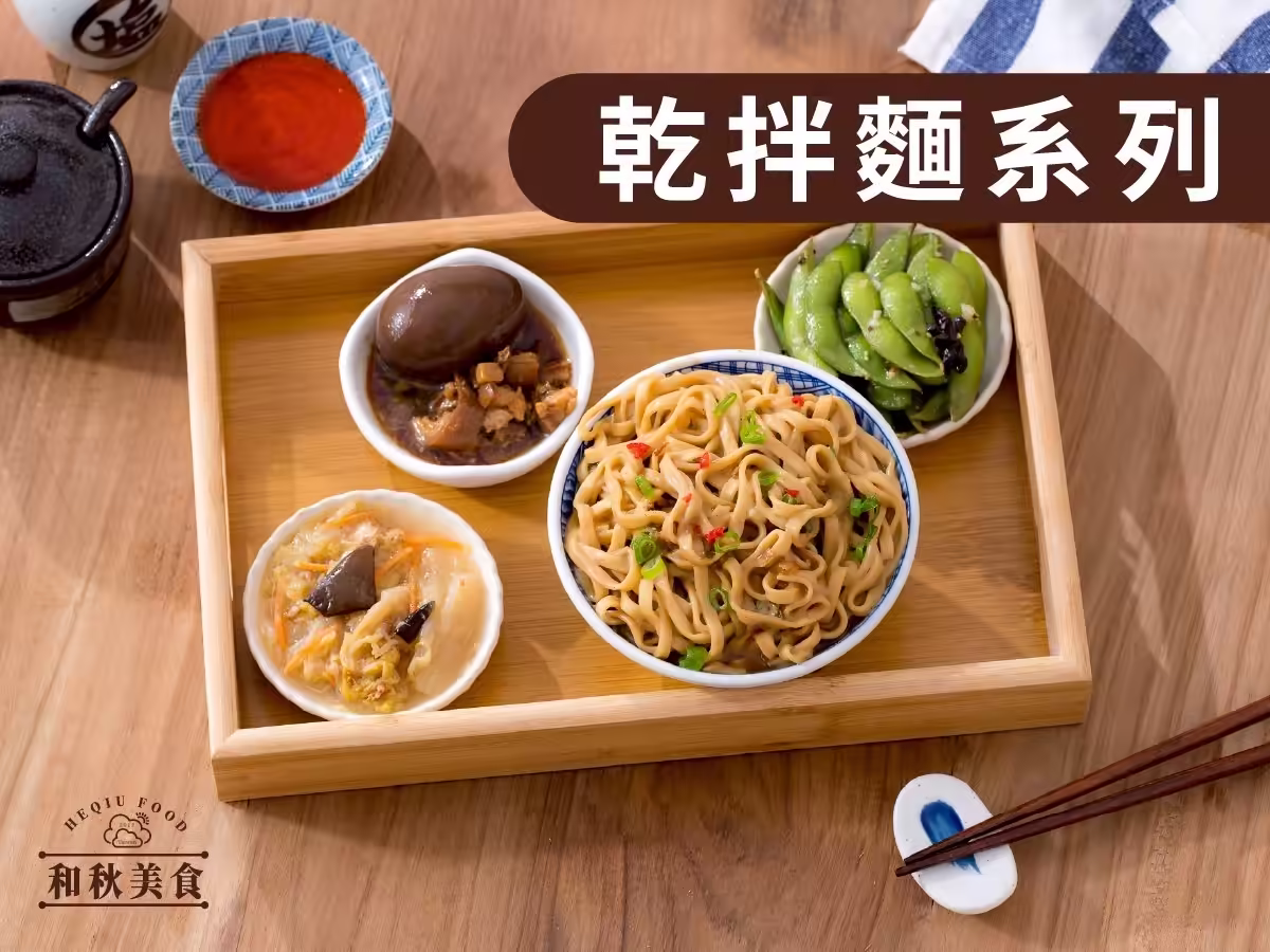 陽光灑落在日曬麵架與金黃麵條上