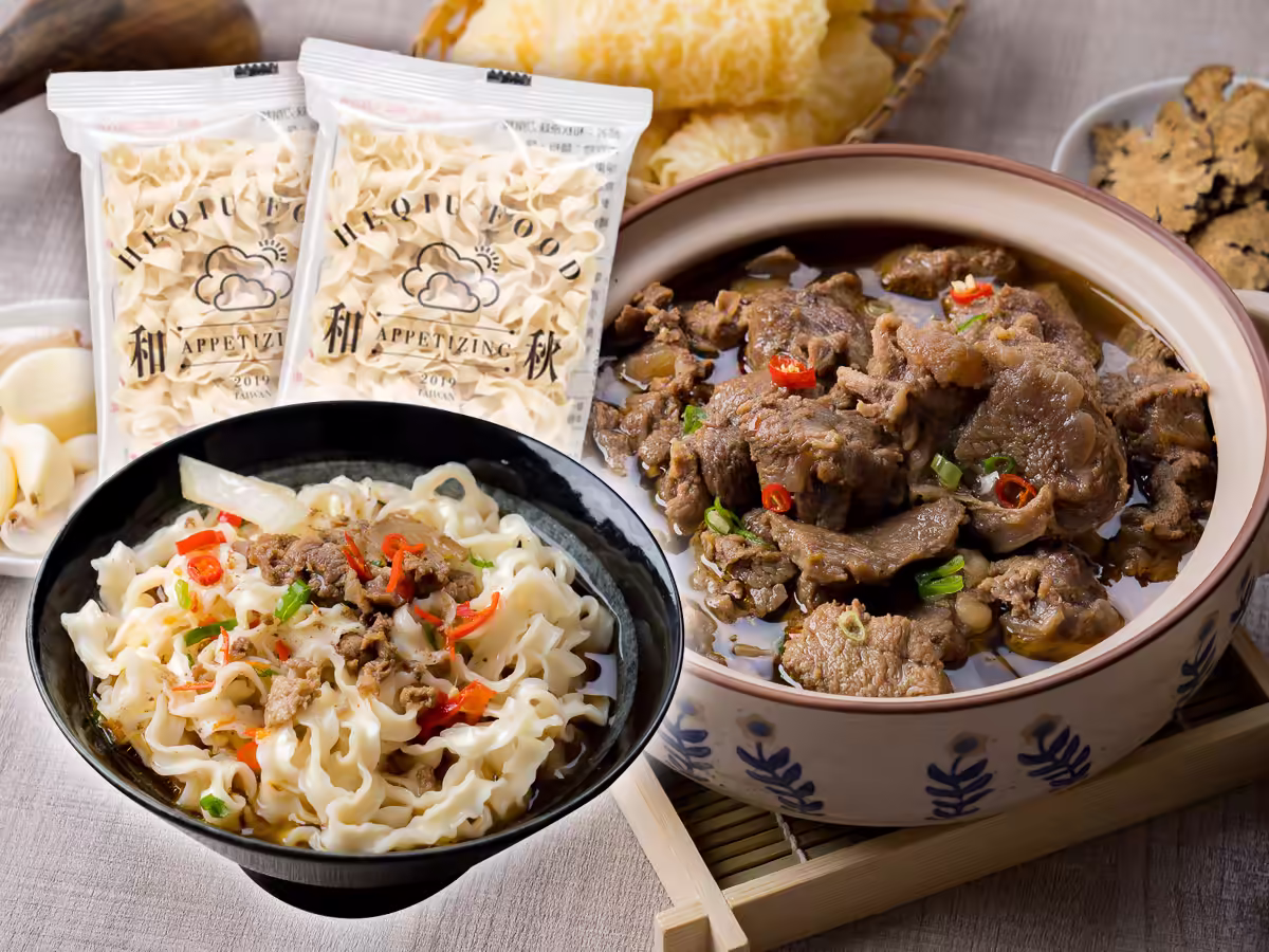 厚切牛腱心牛肉爐搭配刀削麵情境