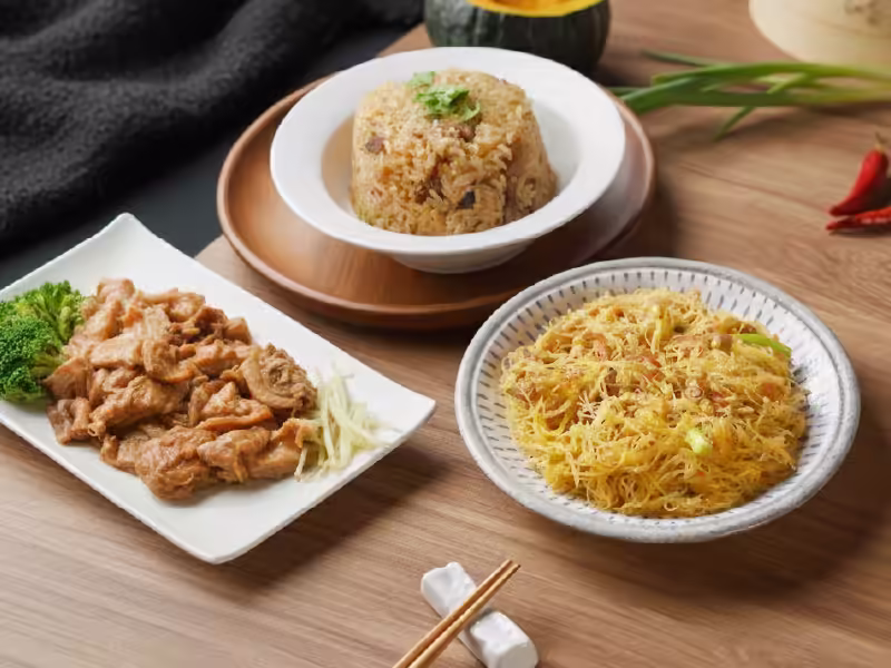 熱騰騰料理盛盤上桌