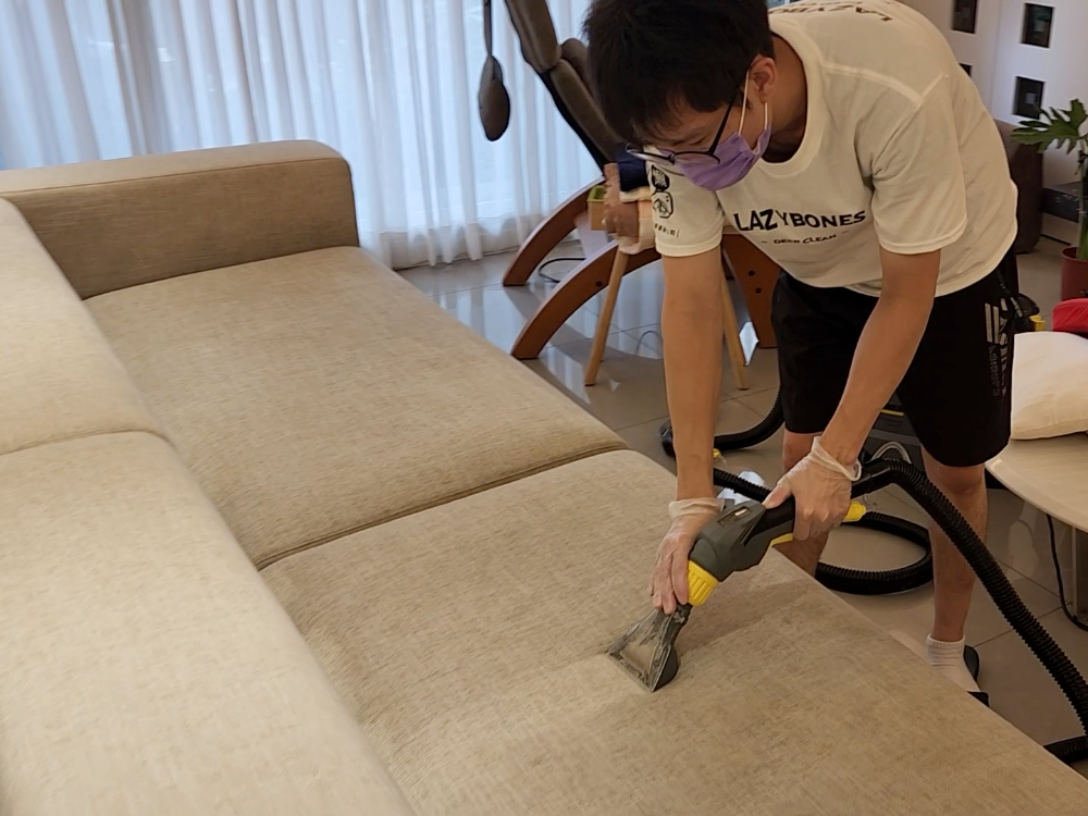 清潔師傅操作沙發機器
